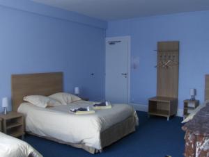 La Tour de Crecy tesisinde bir odada yatak veya yataklar