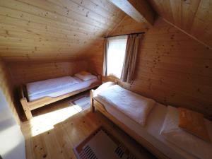 una vista aérea de 2 camas en una cabaña de madera en Ferienhaus Blasge, en Bodensdorf
