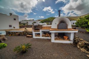 a building with an outdoor oven in a yard at Casa El Cerco in Tabayesco