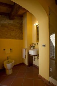 bagno con lavandino e servizi igienici di Agriturismo Le Case ad Assisi