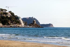 アラッシオにあるResidence Sole Mare Alaxi Hotelsのビーチと海の景色を望めます。