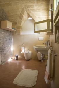 ein Bad mit einem Waschbecken und einem WC in einem Zimmer in der Unterkunft Casina Spiggiano Agriturismo in Presicce
