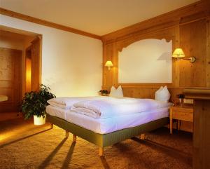 Letto o letti in una camera di Hotel Zum Pinzger