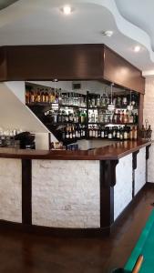 um bar com garrafas de álcool na parede em Pensiunea Argesu ** em Sinaia