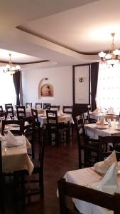 Restaurace v ubytování Pensiunea Argesu **