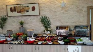 un buffet con muchos tipos diferentes de comida en una barra en Hotel La Bella, en Alasehir