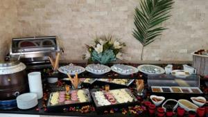 un buffet con muchos tipos diferentes de pasteles y repostería en Hotel La Bella, en Alasehir