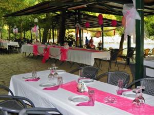 A restaurant or other place to eat at Acheron Springs-Markou Ilias
