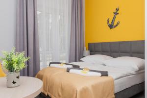 Un dormitorio con una cama y una mesa con toallas. en Solaris, en Pobierowo