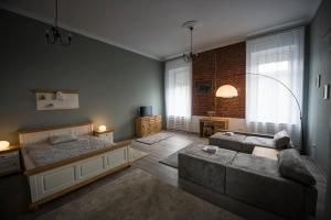 sala de estar con sofá y cama en Apartament Maria, en Timisoara