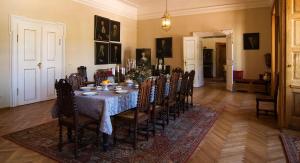 uma sala de jantar com mesa e cadeiras em Zámek Potštejn em Potštejn