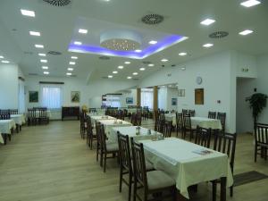 ein Esszimmer mit weißen Tischen und Stühlen in der Unterkunft Hotel Kopaonik Lukovska Banja in Lukovo