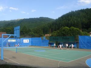 eine Gruppe von Menschen auf einem Tennisplatz in der Unterkunft Hotel Kopaonik Lukovska Banja in Lukovo