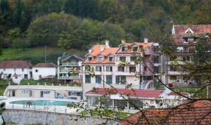 ein großes Gebäude mit Schwimmbad in einer Stadt in der Unterkunft Hotel Kopaonik Lukovska Banja in Lukovo