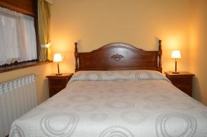Postel nebo postele na pokoji v ubytování Hostal Revinuesa