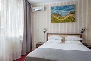 سرير أو أسرّة في غرفة في Отель Панорама