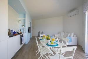 プロタラスにあるAzure Beachfront Suiteのテーブルと椅子のあるキッチンとダイニングルーム