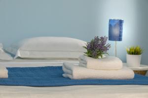 Postel nebo postele na pokoji v ubytování Azure Beachfront Suite