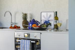 Azure Beachfront Suiteにあるキッチンまたは簡易キッチン