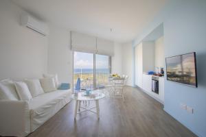 TV a/nebo společenská místnost v ubytování Azure Beachfront Suite