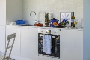 Azure Beachfront Suiteにあるキッチンまたは簡易キッチン