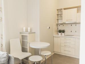 Nhà bếp/bếp nhỏ tại VacationClub - Trzy Korony Piastów Apartment 2 +8 ảnh