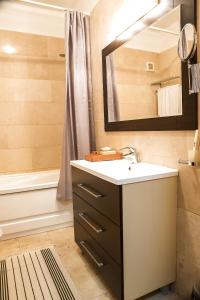 Ванная комната в Phoenicia Suites Baneasa