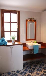 a bathroom with a sink and a mirror at Apartamento en Santa Cruz de La Palma in Santa Cruz de la Palma