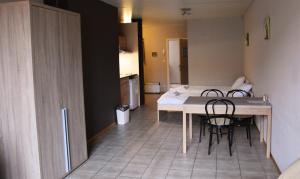 uma cozinha com mesa e cadeiras num quarto em Condo Gardens Antwerp em Antuérpia