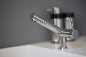 ein verchromter Badezimmerwaschbecken in der Unterkunft Khu Hotel in Granada