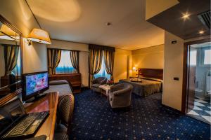 TV a/nebo společenská místnost v ubytování Hotel Valdarno