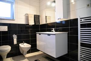 Un baño con lavabo blanco y inodoro. en Apartment Mario, en Livno 24 fotos más
