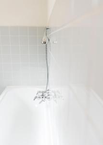 La salle de bains est pourvue d'une douche avec un pommeau de douche. dans l'établissement Gasthof Mandorfer, à Hörsching