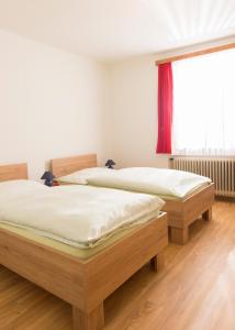 two twin beds in a room with a window at Gasthof Mandorfer in Hörsching +21 photos