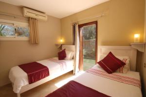 due letti in una stanza con finestra di Octopus Apartment - Lagoon Villa a Dahab