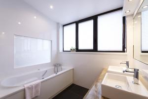 Ένα μπάνιο στο Le Rosenmeer - Hotel Restaurant, au coeur de la route des vins d'Alsace +32 φωτογραφίες