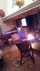 チヴィタにあるLa Stellaの石造りの暖炉(テーブル、椅子付)が備わる客室です。