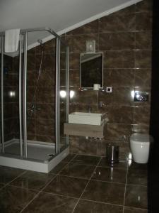 Koupelna v ubytování Sava Hotel
