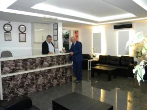 twee mannen aan een bar in een lobby bij Sava Hotel in Antalya