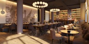 ein Restaurant mit Tischen, Stühlen und Kronleuchtern in der Unterkunft Margutta 19 - Small Luxury Hotels of the World in Rom
