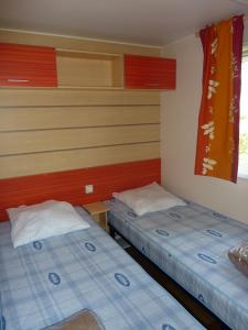 Camping du RIED tesisinde bir odada yatak veya yataklar