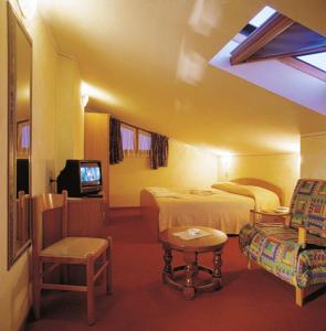 una camera d'albergo con letto e sedia di Albergo Ristorante Da Felice a Loria