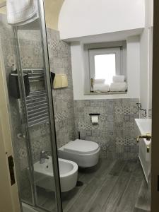 Łazienka w obiekcie Petros Room Camere