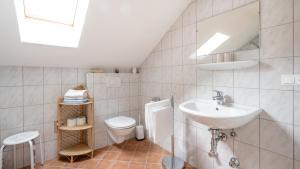 Koupelna v ubytování Landhaus Riedl + 26 fotografií
