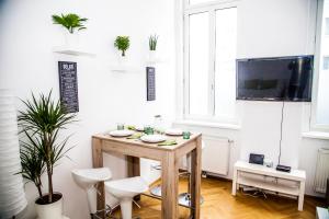 ein Wohnzimmer mit einem Tisch und einigen Pflanzen in der Unterkunft Vienna Lights Apartments - Karmarschgasse in Wien