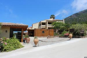 een huis met een touw voor een gebouw bij L Incantu in Galeria