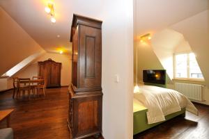 Säng eller sängar i ett rum på Romantik Hotel Meisenheimer Hof