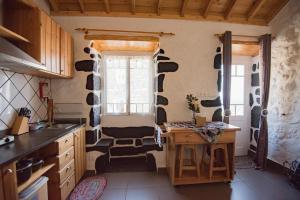 una cocina con vacas falsas en la pared en Stone Dreams - Namoradeira en Calheta de Nesquim
