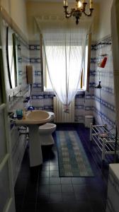 a bathroom with a sink and a toilet and a window at Bed and Breakfast Campel Inzago in Inzago