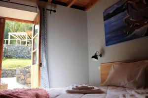 Prainha de BaixoにあるPico Formoso Vínea Lava Alojamentos Picoのベッドルーム(ベッド1台、窓付)